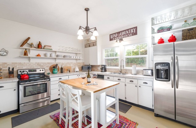 Location! Historic Downtown ~ Wine Country Farmhouse, BBQ, Fenced, Dog-Friendly