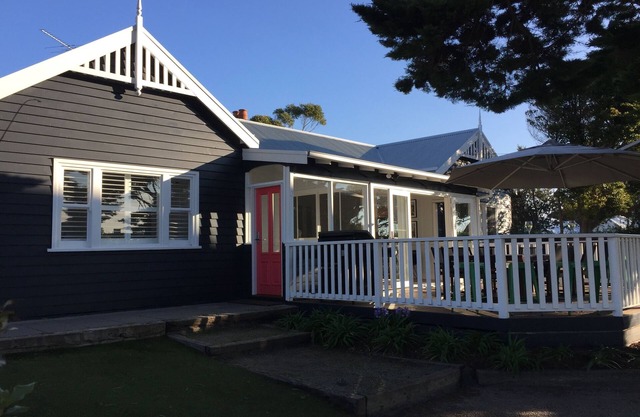 Location & Luxe in 'Barwon Heads Central' - Beach, Pub & Cafes at the door .