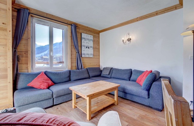 LODGE 12 - Three Bedroom Apartment, Sleeps 8