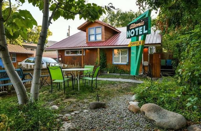 Lodge 5 - Downtown location. Studio with shared hot tub. Minutes to Arches N.P.
