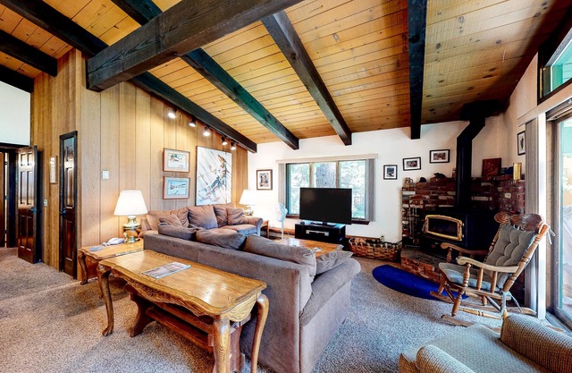 Lodge-Like Condo w/Balcony, Shared Indoor Pool/Hot Tub/Sauna - 1 Mile to Slopes