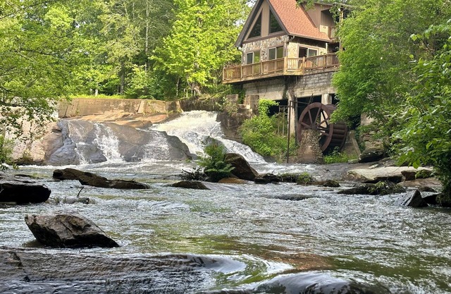 Lodge on the Waterfall!