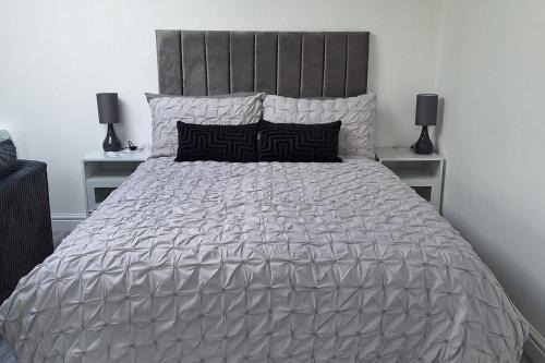 Lodge - Sleeps 2 - Pet friendly - Parking - Patio