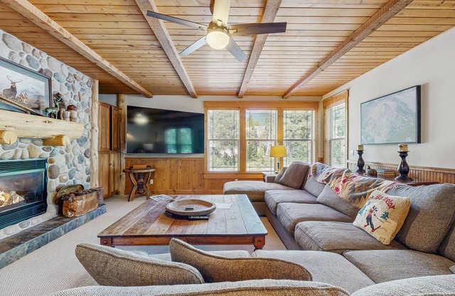 Lodge-style luxury in Sunriver—hot tub, fireplace, gas grill, games