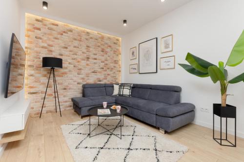 Loft Apartment with Parking in Warsaw by Noclegi Renters
