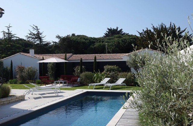 Loft-style villa with heated pool, fully renovated by architect