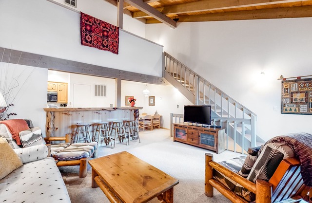 Lofted gem close to the lake with pool, hot tub, beach access & WiFi