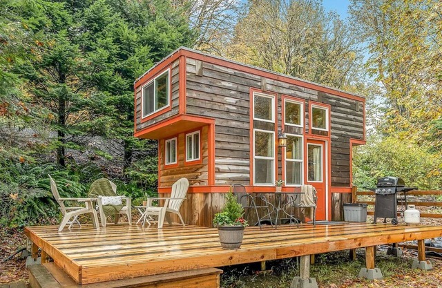 Lofted Waterfront Fun w/BBQ Unique Northwest Vacation Rentals