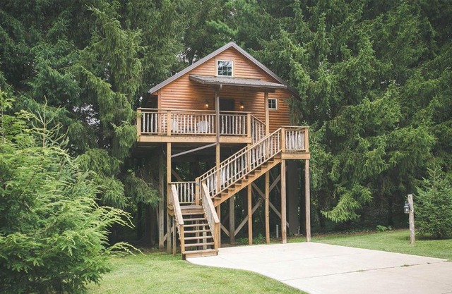Lofty Willows Treehouse by Amish Country Lodging
