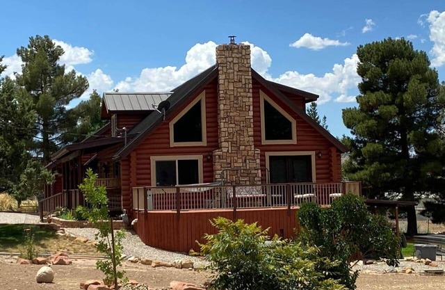 Log Cabin Close to Trails & Snow Canyon State Park