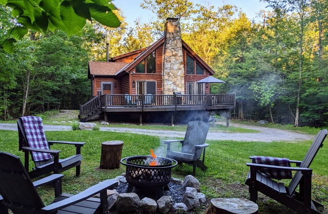 Log Cabin Escape Close to Skiing & Shops