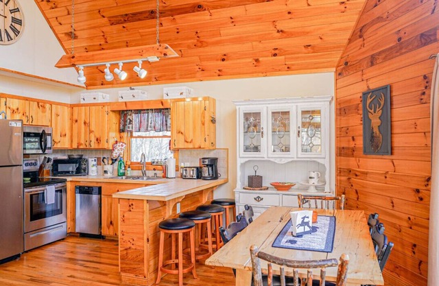 Log Cabin, Fireplace, Large Deck, Close to New River