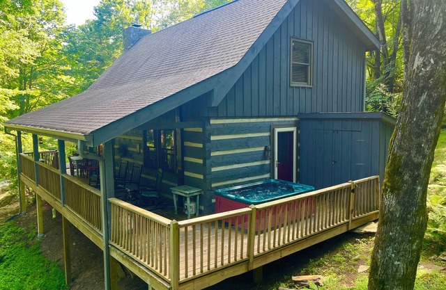 Log Cabin, Hot tub, wi-fi, central location!