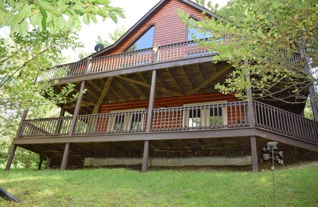 Log Cabin in a secure community in the beautiful Blue Ridge Mountains.