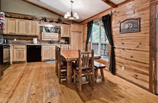 Log Cabin Near Beaver Lake Wifi Pool Fireplace