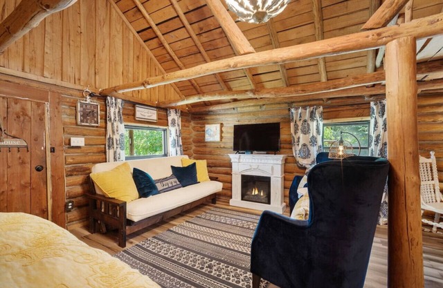 Log cabin on 100 acres-Kitchen-wifi-The Velvet Rooster