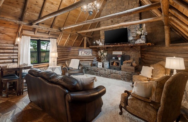 Log cabin on 100 acres-Wifi-Kitchen-Wildlife-The Cuddly Cow