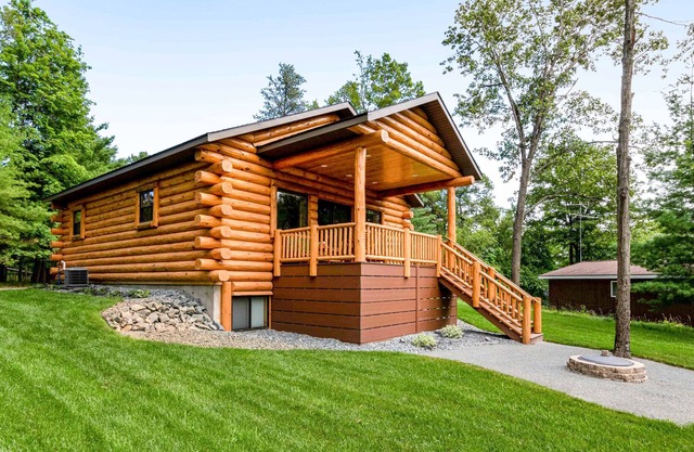 Log cabin with lake views, kayaks, paddleboard, fast WiFi, firepit & private W/D