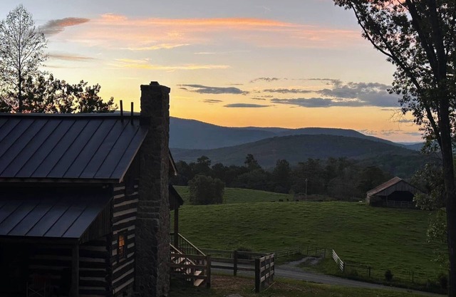 Log cabin with mountain VIEWS in Lexington! Near VA Horse Ctr, 8 mi from VMI/W&L