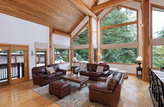 Log Home, Free Village Parking! Hot Tub, Fireplace