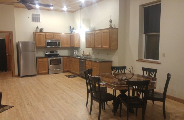 Logde sleeps 11 .set up for exploring the Mississippi River or Driftless Area.
