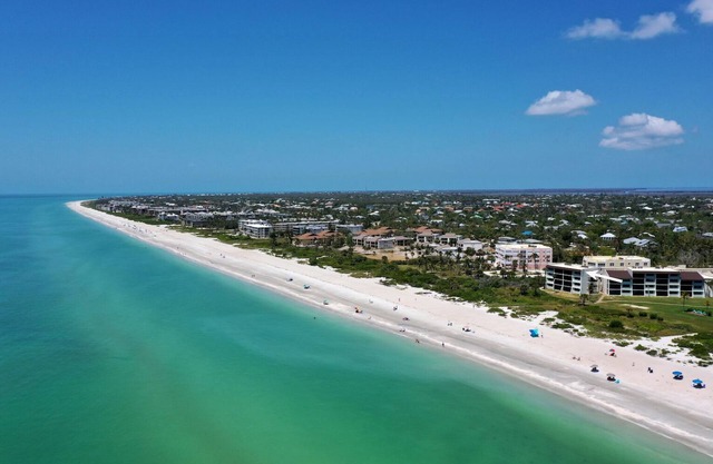 Loggerhead Cay 114 is a beachfront vacation rental condo on Sanibel Island!