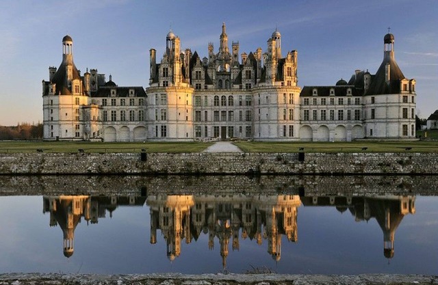 Loire Valley 2 bedroom 1 private bathroom hospitality in our House w/Trampoline!