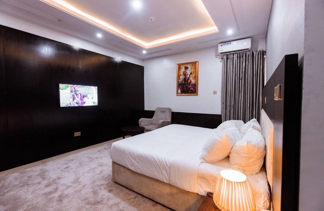 Londonian Hotel & Suites