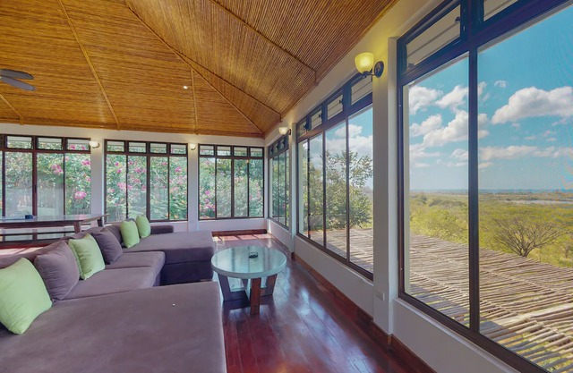 Long-term discounts: Ocean view gem w/ private pool & world-class surf!