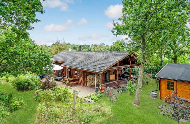 Look forward to a wonderful vacation in this appealing vacation home with whirlpool and Finnish wood