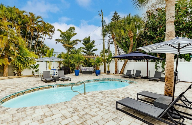 Lookout Cottage Across street from Beach and Heated Pool