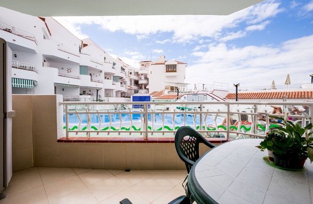 Los Cristianos - FREE WIFI- 2 bed 2 bathroom Apt Ground Floor Poolside
