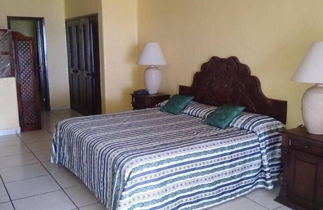 Los Tules Beach-front 3BR Condo with Outdoor Swimming Pool