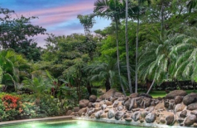 Lovely 1 bedroom loft w/pool access and close to the beach