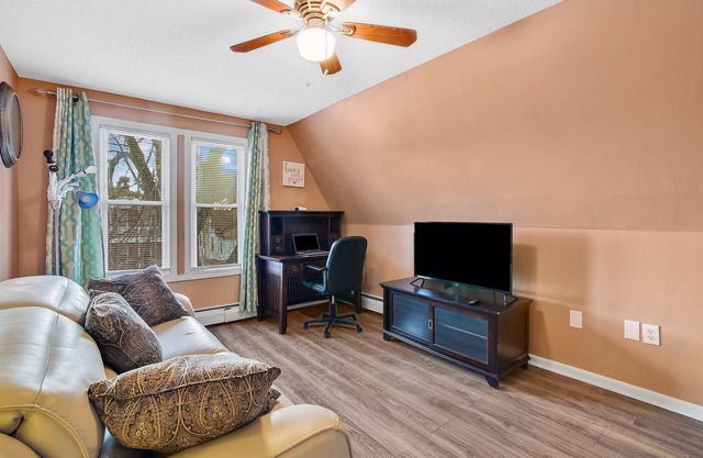 Lovely 1-bedroom third floor apartment in Hartford with fast WiFi access