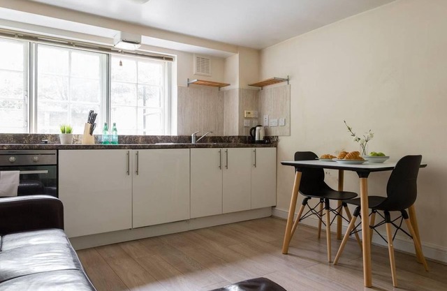 Lovely 1BR Camberwell Flat.