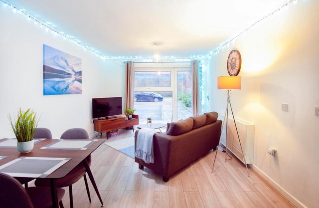 Lovely 2 bed W.parking, wifi and coffee machine