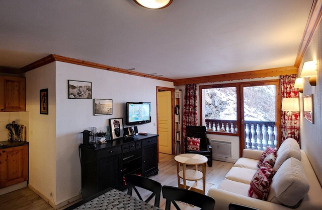 Lovely 2-bedroom apt, sleeps 6, ski-in/ski-out, Les Menuires