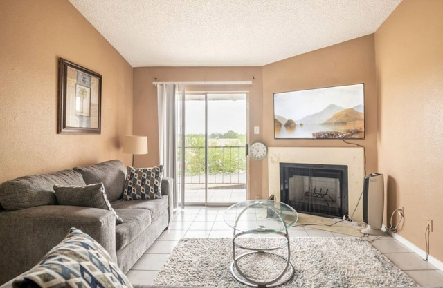 Lovely 2- bedroom apartment with nice amenities.