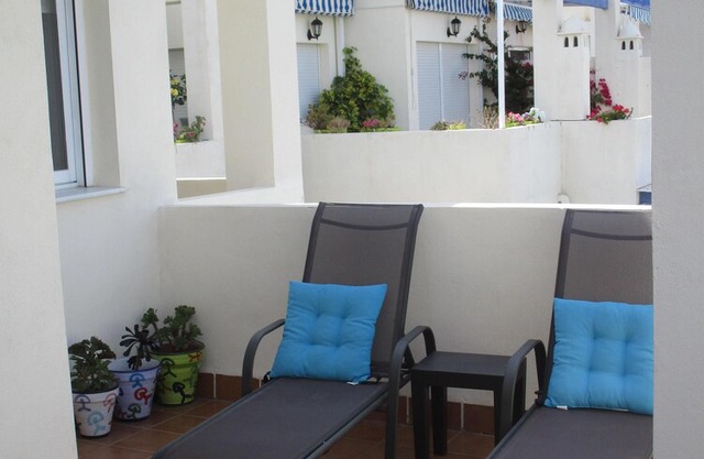 Lovely 2 bedroom apartment, 5 minutes from beach, bars and restaurants.