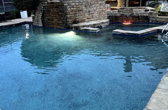 Lovely 2-Bedroom Condo with Pool and Jacuzzi