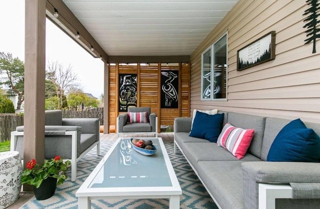 Lovely 2 bedroom suite steps from The beach
