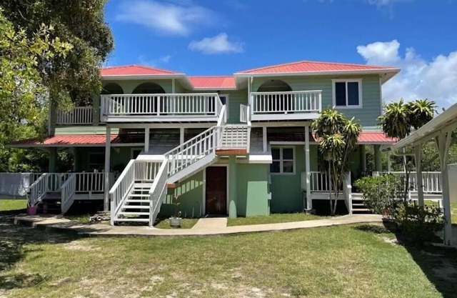 Lovely 2 bedroom unit, lagoon side with beach view