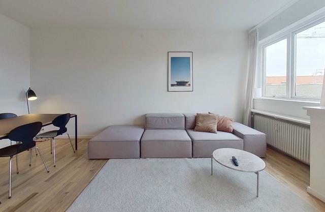 Lovely 2-BR in Frederiksberg with balcony - 284