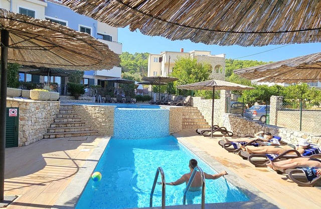 Lovely 2 pool Apt, just 350m from beach, 6km from Trogir Old Town