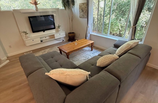 Lovely 3-bedroom townhome in Anchorage
