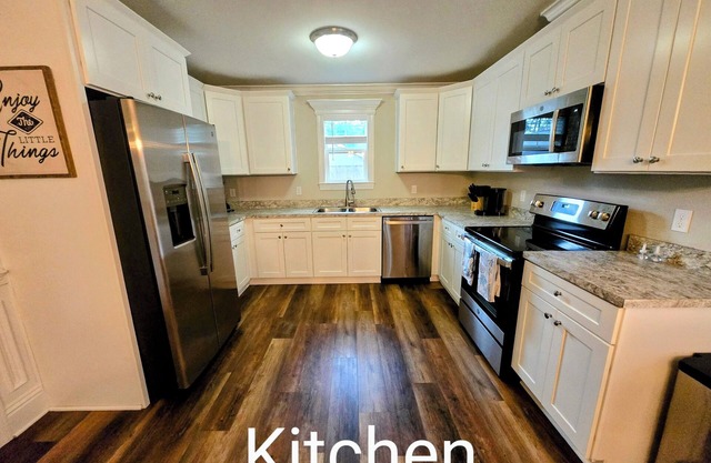 Lovely 3-bedroom house with 2 King Beds in Crawfordville with great backyard