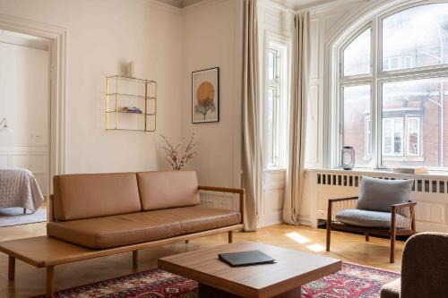 Lovely 3BR Manor Apartment 5 min from Tivoli Gardens