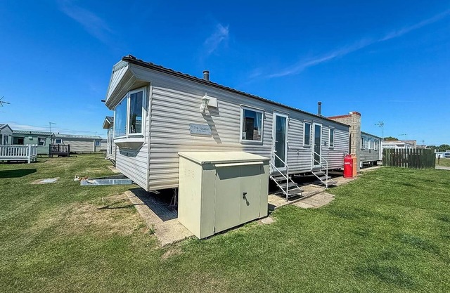 Lovely 6 berth caravan at Naze Marine Holiday Park in Essex ref 17003C