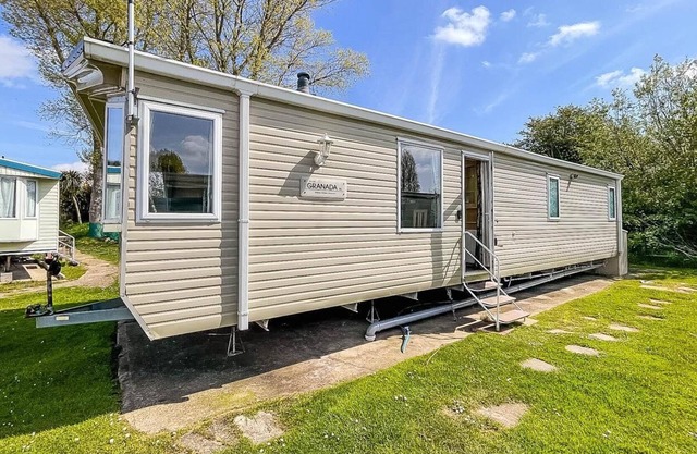 Lovely 6 berth caravan with free WiFi at Naze Marine Holiday Park ref 17008CC